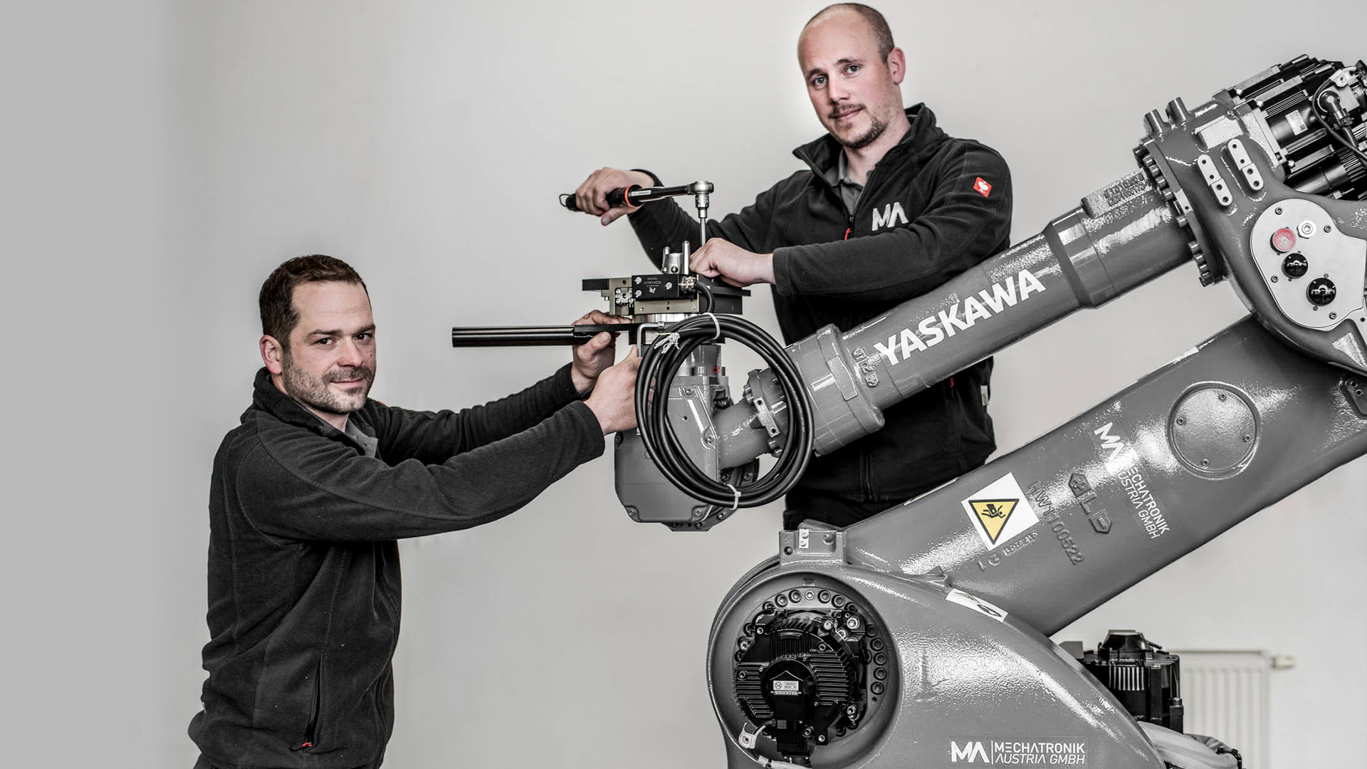 Stefan Schneider und Simon Wörgötter Montage Roboter © MECHATRONIK AUSTRIA